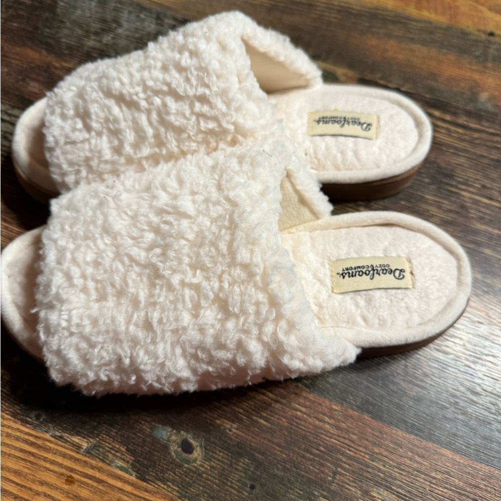 Dearfoams Cream Cozy Comfy Slippers SZ M